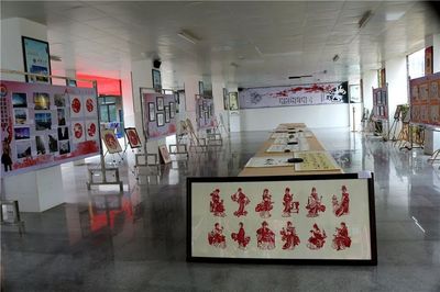 丹青繪錦繡翰墨書春華——萬達中學高中部2018年校園文化藝術節之書畫攝影 .