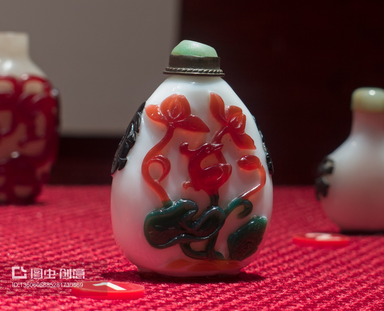 白套四色玻璃一路連科鼻煙壺